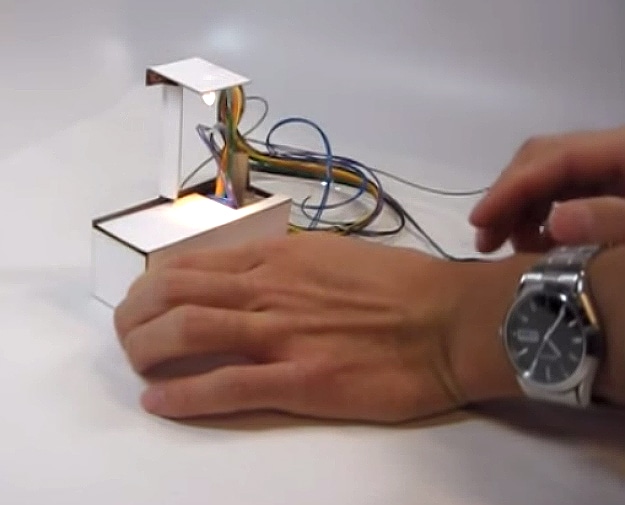 Self-Assembling Capacitive Robot Lamp