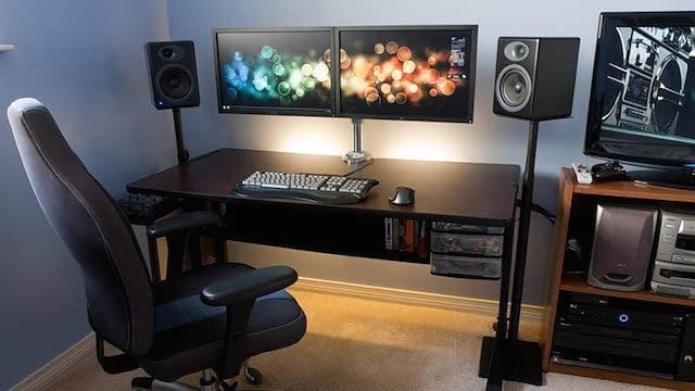 Clean Clutter-Free Computer Room