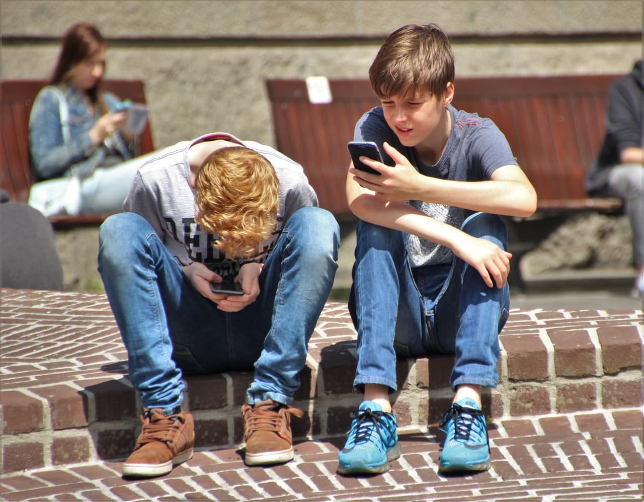 Internet Children Risks Benefits Article Image